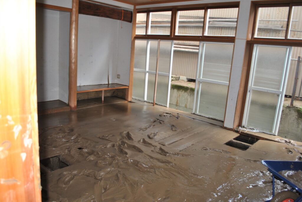 1階が浸水した旅館では、水が引いた後、大量の泥で室内が覆われていました（8月6日、大江町）
