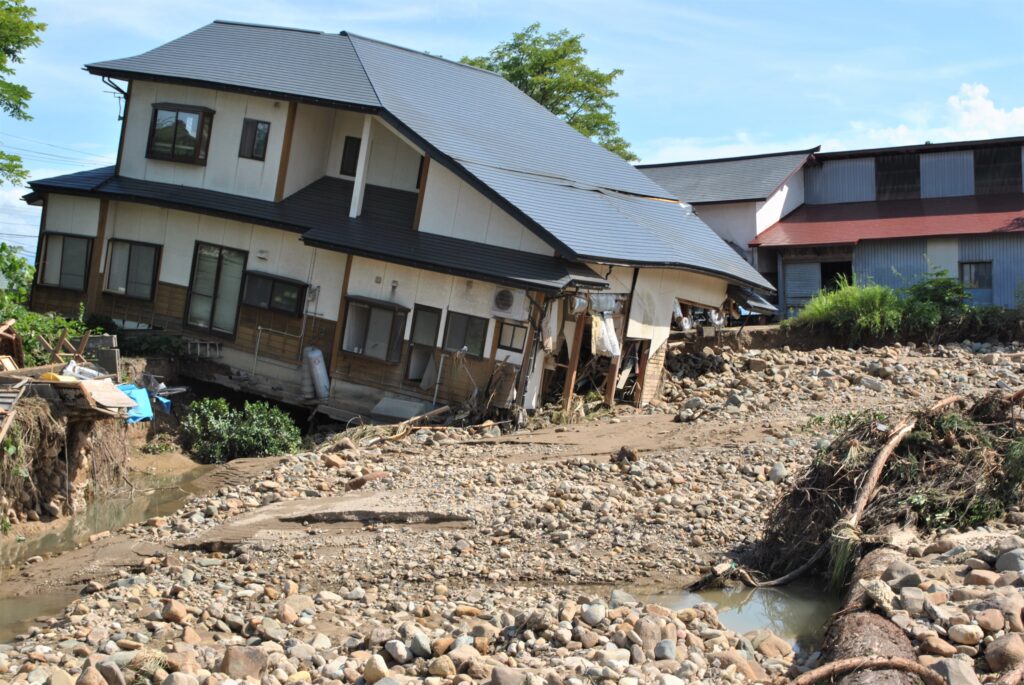 萩生川沿いでは住宅が土台から流される被害が発生しました（8月6日、飯豊町）