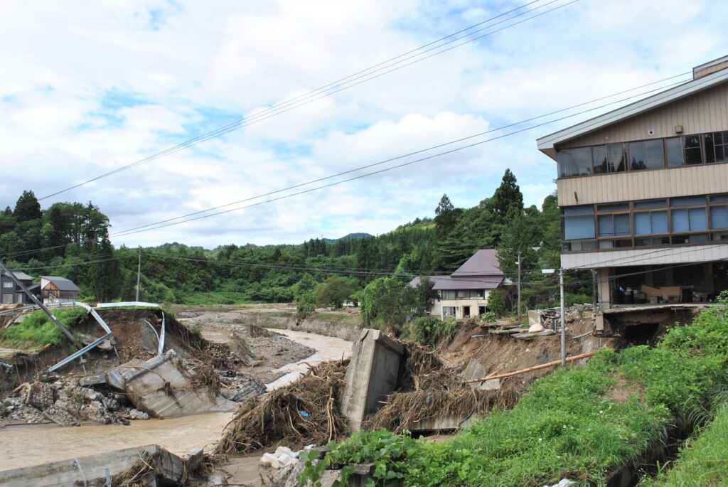県道長井飯豊線に架かる大巻橋が崩落した現場（8月6日、飯豊町）
